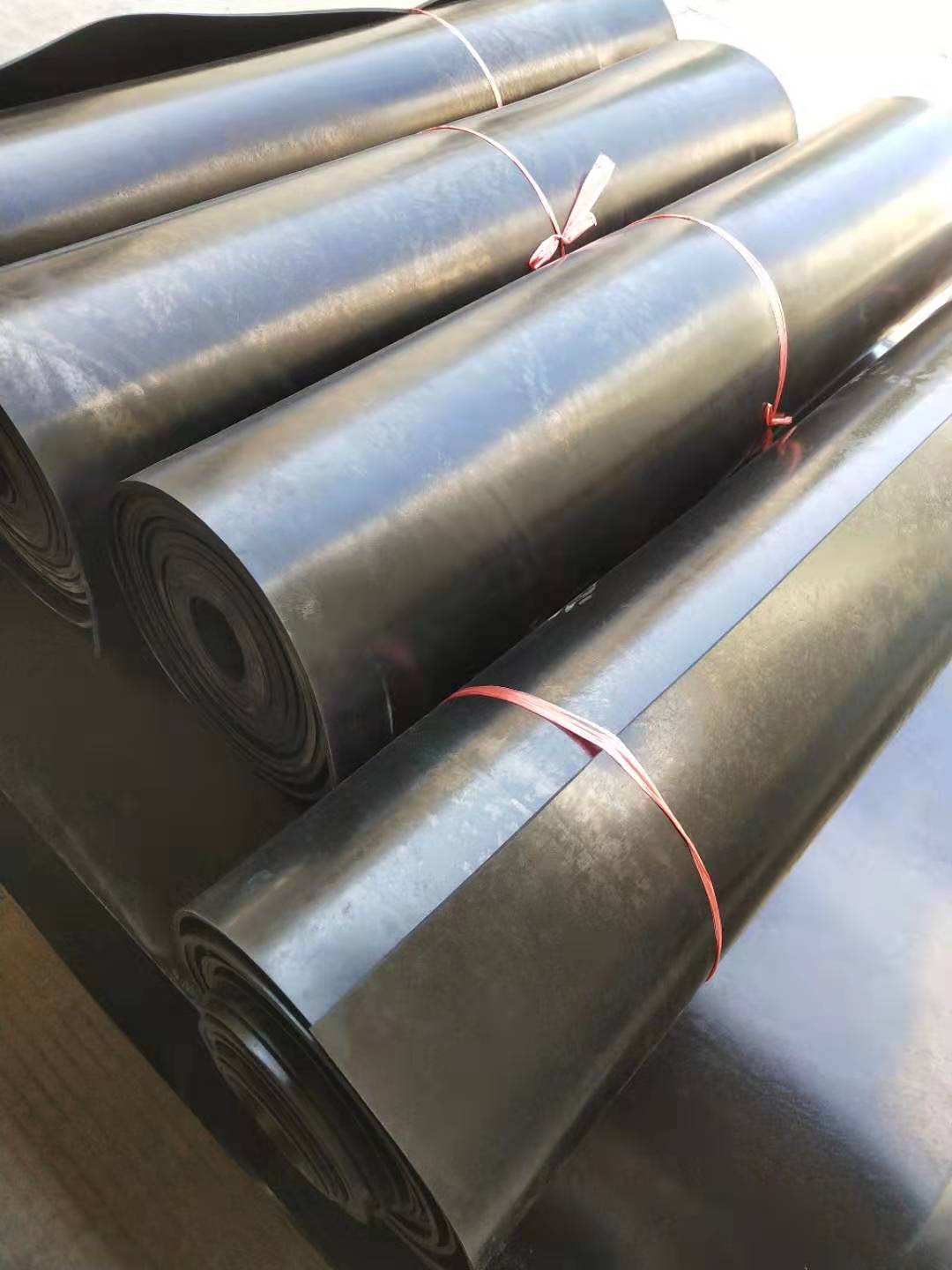 丁腈橡膠板：是由丁二烯和丙烯腈經(jīng)乳液聚合法制得的，丁腈橡膠主要采用低溫乳液聚合法生產(chǎn)。